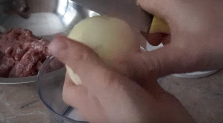 Πλένουμε το κρεμμύδι.