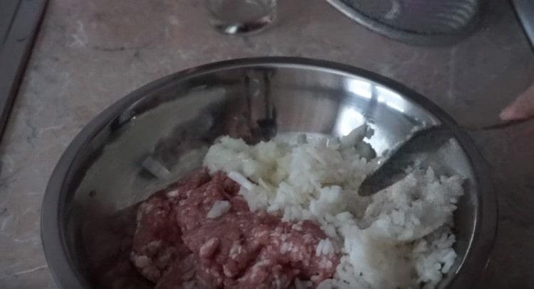Περάστε το κρέας με κρεμμύδια μέσω ενός μηχανήματος κρέατος, προσθέστε ρύζι σε αυτό.