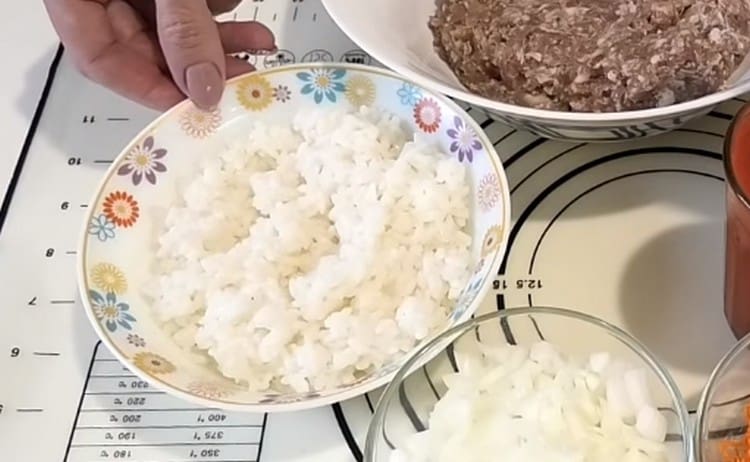Předem vařte rýži.