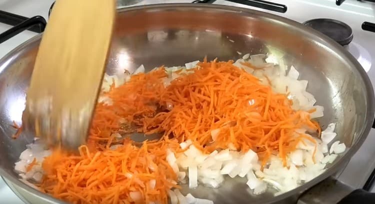 Добавете настърганите моркови към мекия лук в тигана.