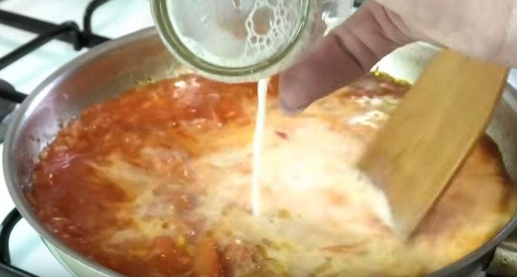 Изсипете вода и брашно в соса и разбъркайте.