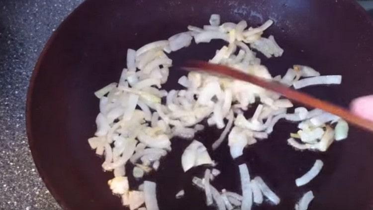 Friggi la cipolla fino a renderla morbida.