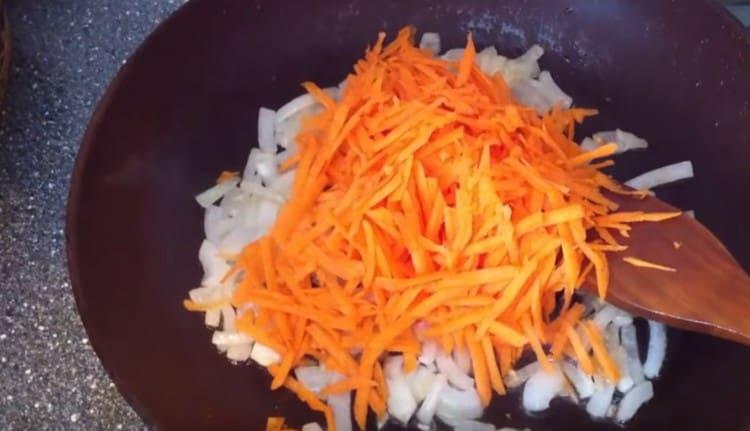 Добавете моркова към лука.