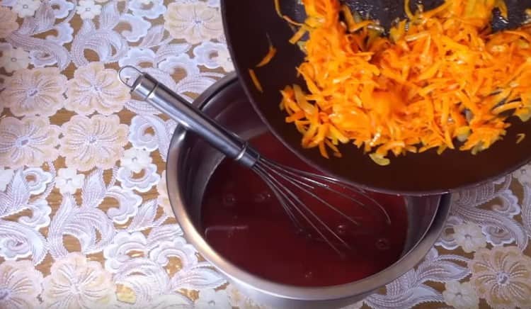 Fügen Sie gebratene Zwiebeln und Karotten der Soße hinzu.