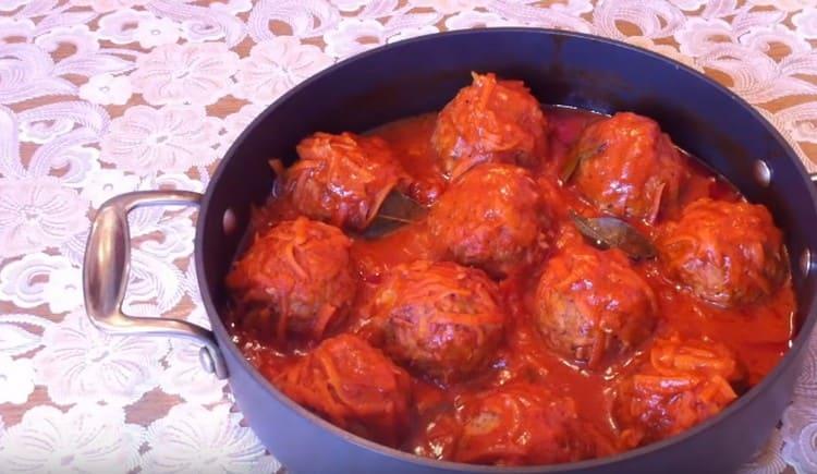 meatballs sa tomato sauce sa isang pan handa na