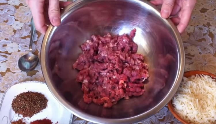 Distribuire la carne macinata in una ciotola.