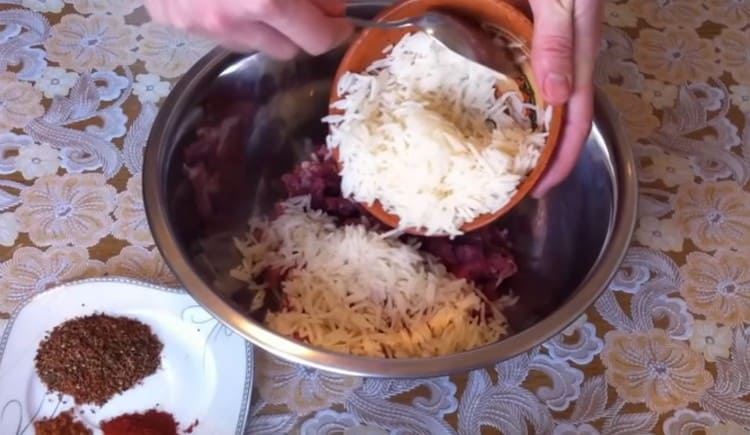 تحريك اللحم المفروم مع الأرز المغلي سابقا.