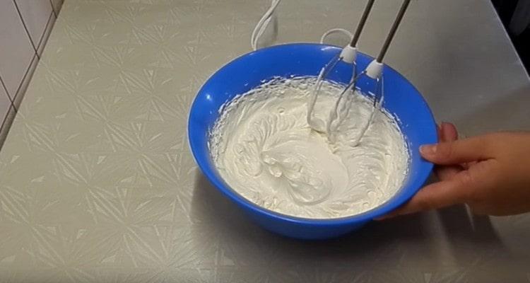 Latigo ang pinalamig na cream sa lush foam.