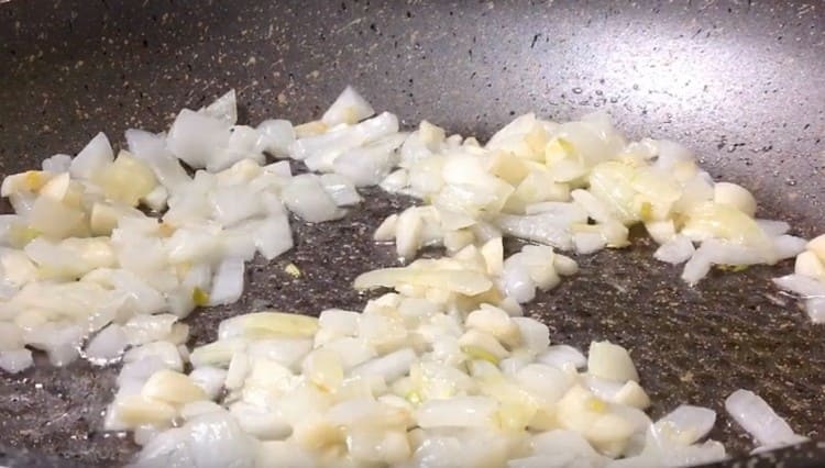 friggere aglio e cipolle in olio vegetale.