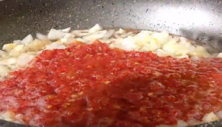 Добавете доматения сос към лука с чесъна.