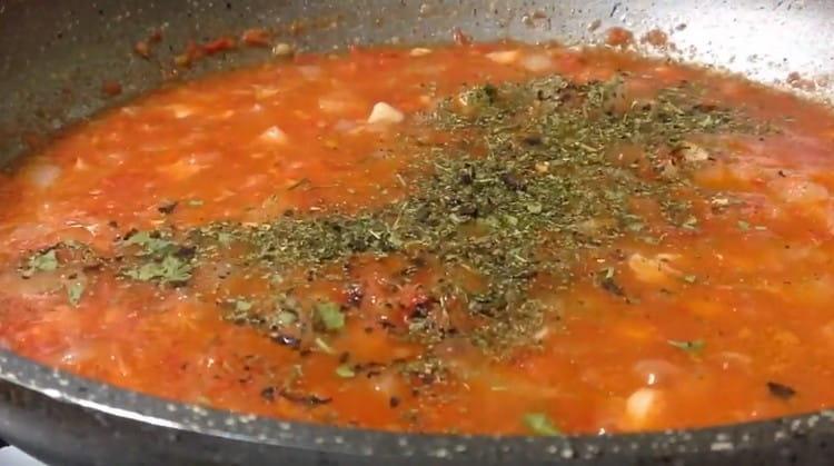 Aggiungi erbe aromatiche, sale, pepe alla salsa a piacere.