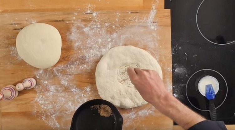 Megszórjuk a tortilla közepét enyhén sült szezámmaggal.