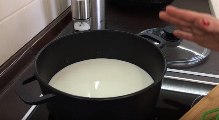 Per separat, escalfeu la llet.