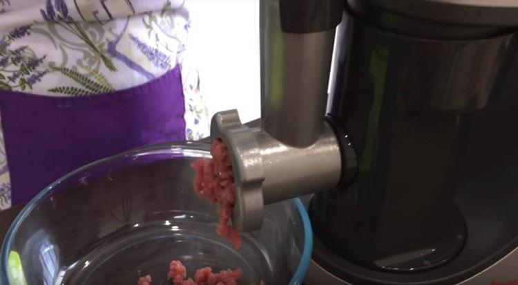 Τυλίγουμε το κρέας μέσω ενός μηχανήματος κοπής κρέατος.