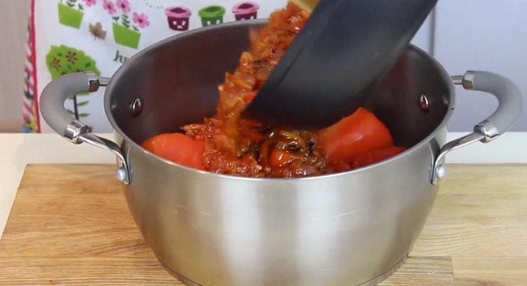Distribuiamo i peperoni in una padella, adagiamo sopra la verdura.