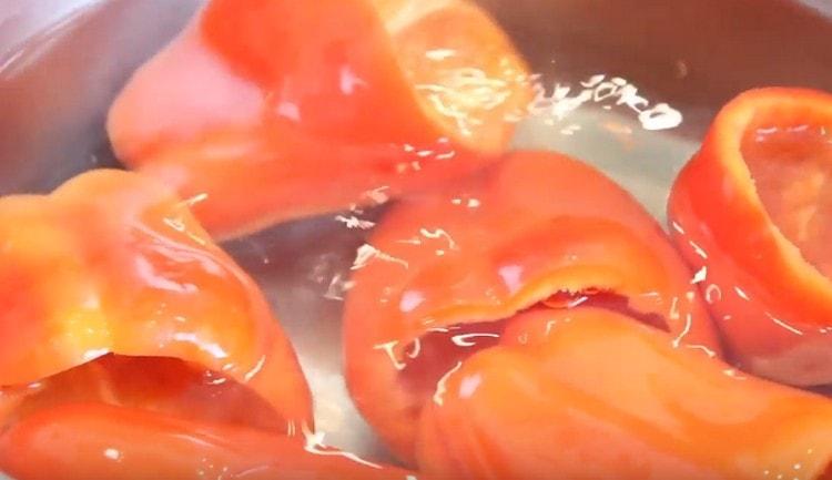 για λίγα λεπτά, βουτιά τις πιπεριές σε βραστό νερό.