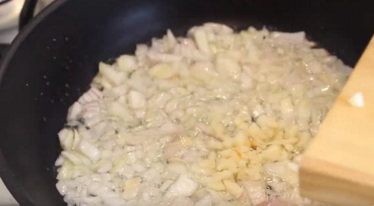 Aggiungi l'aglio alla cipolla.