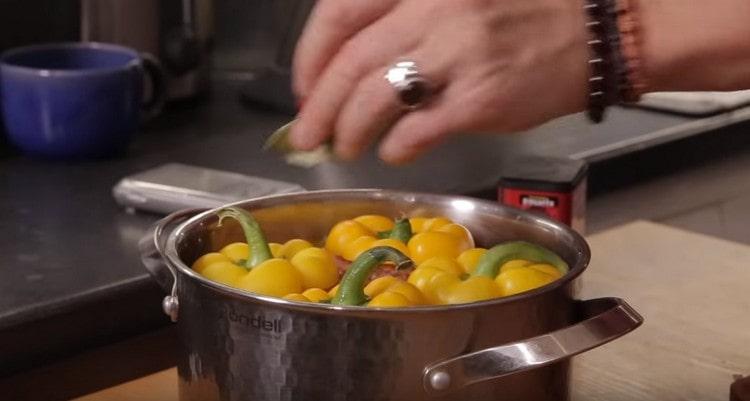 Προσθέστε το φύλλο δάφνης στο τηγάνι στις πιπεριές.