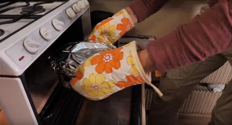 Първо, доведете чушките до кипене на печката и след това сложете тигана с тях във фурната.