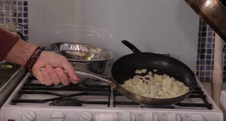 Ψιλοκόψτε τα κρεμμύδια σε ένα τηγάνι μέχρι να μαλακώσουν.