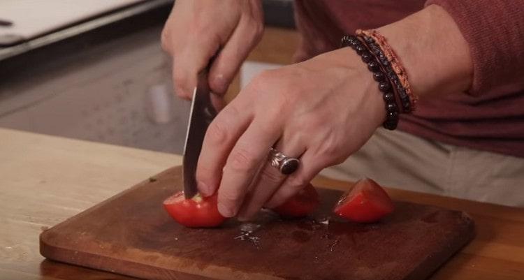 أضف الطماطم ، مقطعة إلى 4 أجزاء ، إلى المقلاة.