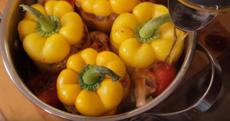 Ρίξτε το ζεστό νερό σε μια κατσαρόλα με πιπεριές.