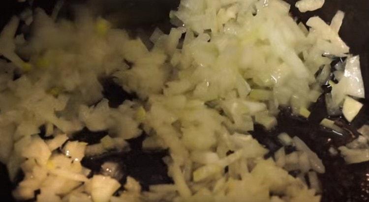 Friggere la cipolla tritata in una pentola a cottura lenta, quindi aggiungere i fagioli.