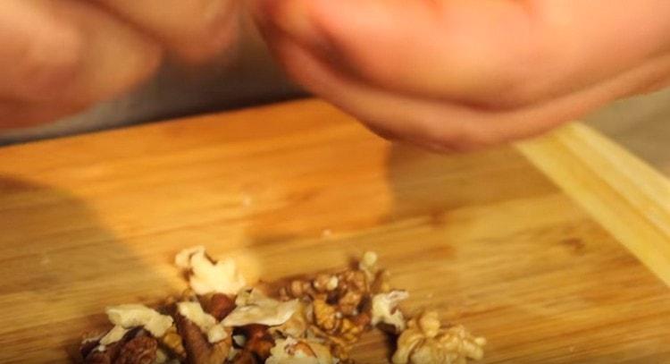 nakrájejte ořechy a také přidejte z vícekomorové nádoby do mísy.