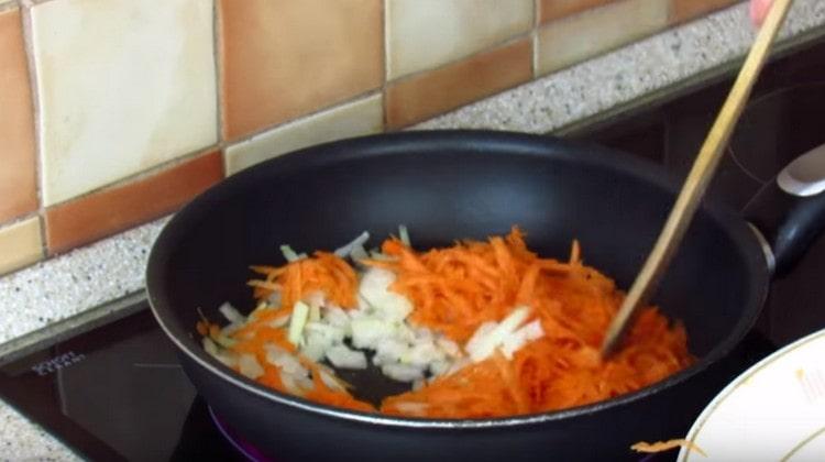 Friggere le carote con le cipolle in una padella.