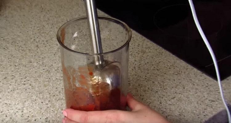 Die Tomaten im eigenen Saft mit einem Mixer hacken.