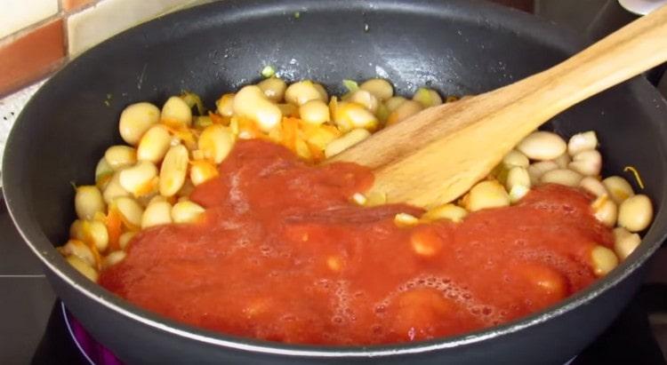 Gießen Sie die Tomatenmasse in die Pfanne zu den Bohnen.