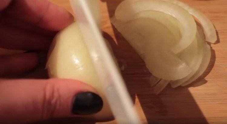 Κόψτε τα κρεμμύδια σε λεπτά μισά δαχτυλίδια.