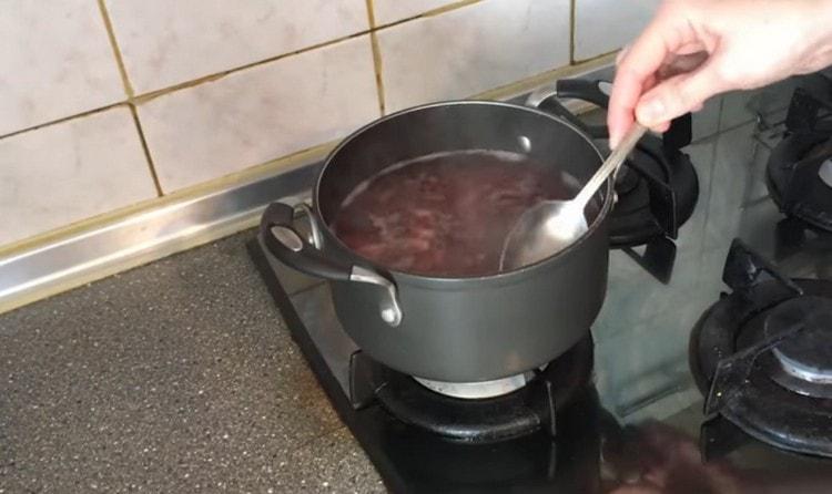 За да приготвите лобио от червен боб на грузински, подгответе съставките