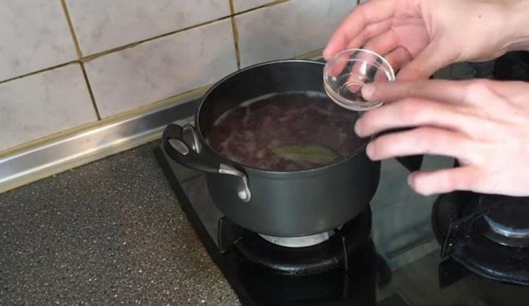 Bereiten Sie die Gerichte vor, um Lobio aus roten Bohnen auf Georgisch zuzubereiten