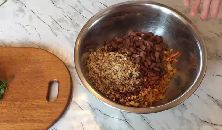 Nasekané ořechy nasekáme na fazole, cibuli a mrkev.
