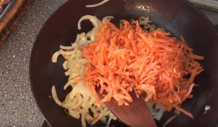 Fügen Sie Karotten der Zwiebel hinzu.
