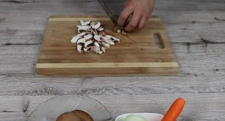 Κόψτε τα μανιτάρια σε φέτες.