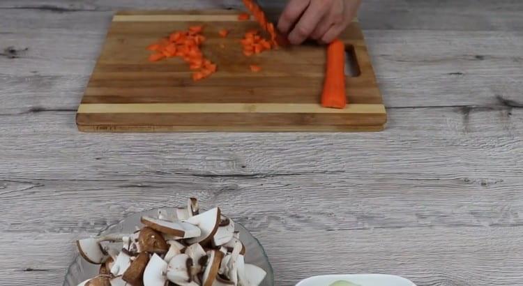 Taglia le carote a dadini.