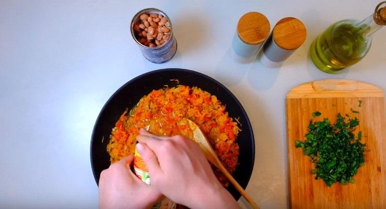 Ρίξτε το υγρό από τα κονσερβοποιημένα φασόλια στο τηγάνι.