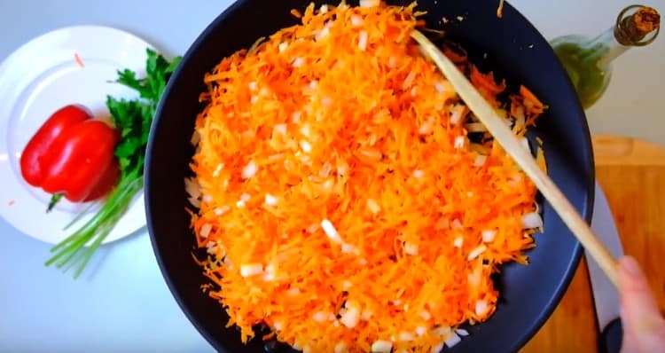 Запържете лука с морковите.