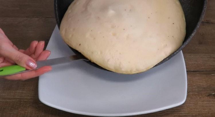 Švelniai sudėkite omletą į lėkštę.