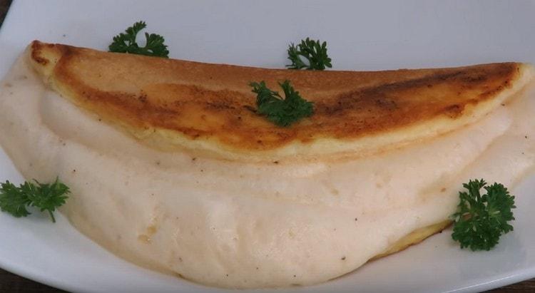 patiekiant prancūzišką omletą galima papuošti žalumynais.