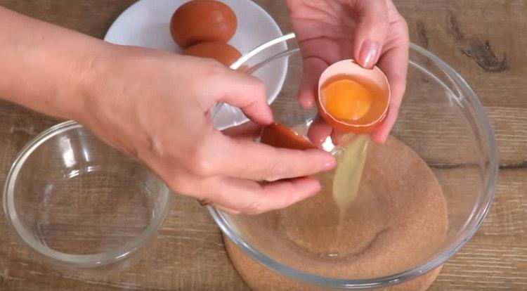 Внимателно разделете яйцата на протеини и жълтъци.