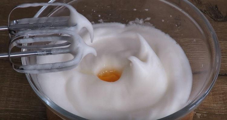 Egyrészt adjuk hozzá a tojássárgáját a fehérje tömegéhez, minden alkalommal megverve.