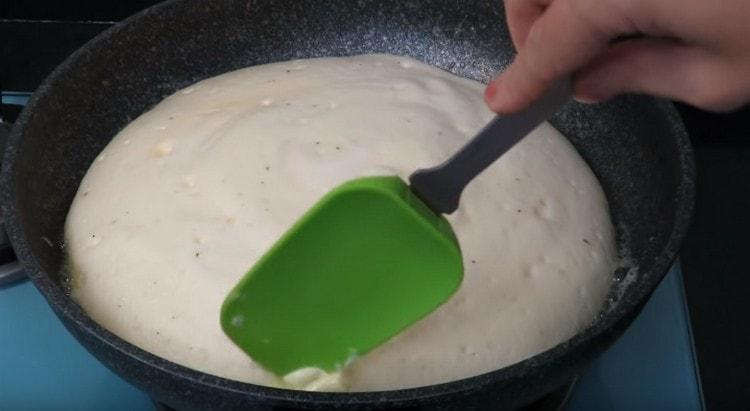 Labai atsargiai įmaišykite sviesto gabaliukus į omleto kraštus.