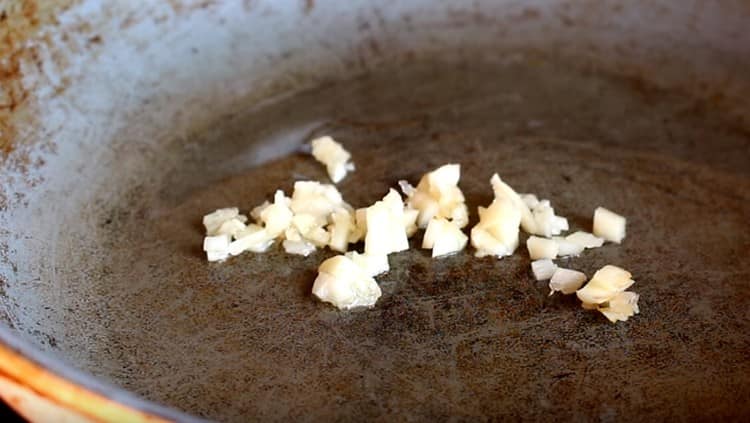 Friggere l'aglio tritato in una padella.