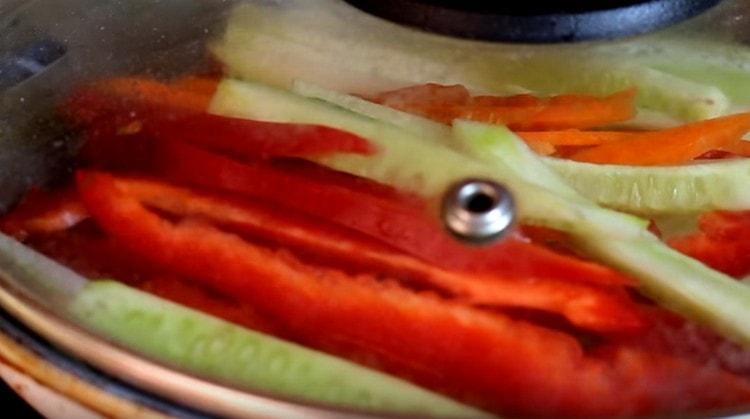 Καλύπτουμε το τηγάνι με ένα καπάκι έτσι ώστε τα λαχανικά να είναι στραγγισμένα.