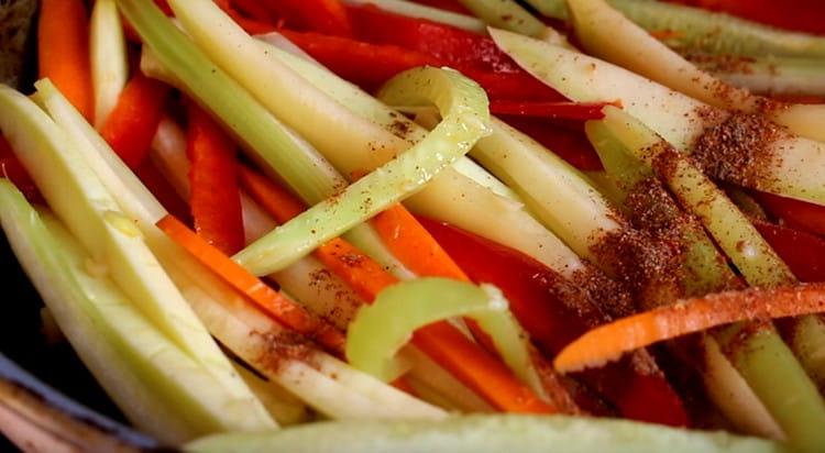 Προσθέστε μπαχαρικά στα λαχανικά.