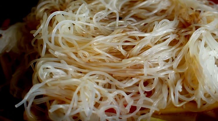 Versare il contenuto della padella con salsa di soia.