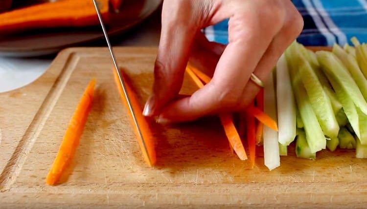Leikkaa porkkanat ohuiksi suikaleiksi.